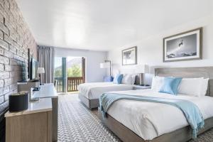 杰克逊斯诺基恩度假酒店的酒店客房设有两张床和电视。
