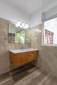 康提Villa Mount Melody的一间带水槽和镜子的浴室