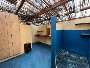 莫雷雷Hostel Moreré的一间空房间,设有蓝色地板和木制橱柜