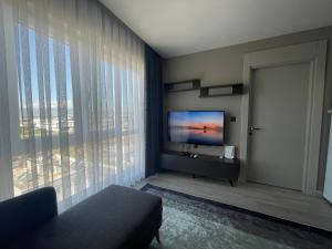 安塔利亚Luxury Holiday - Spa, Olympic Pool, Fitness, Sauna No88的客厅配有平面电视和窗户。