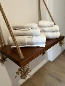 罗扎诺B&B LA VILLA的木架上的一堆毛巾
