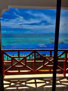 南威Zenobia Beach Resort的阳台享有海景。
