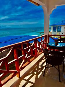 南威Zenobia Beach Resort的阳台配有桌子,享有海景。