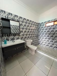 南威Zenobia Beach Resort的浴室配有卫生间、盥洗盆和浴缸。