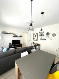 马德里Cómodo y acogedor apartamento的客厅配有沙发和桌子