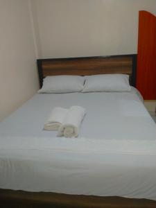 纳纽基Rovers Apartment的床上有两条白色毛巾