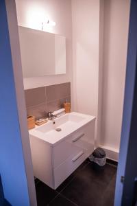拉加尔德Auberge Sainte Marguerite的浴室设有白色水槽和镜子
