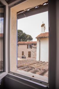 拉加尔德Auberge Sainte Marguerite的从建筑的窗户欣赏美景