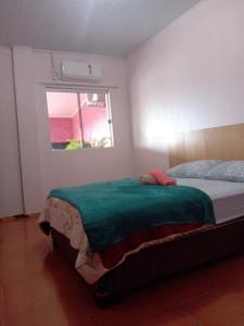 Ametista do SulApart Hotel Esperança的一间卧室配有一张带绿毯的床