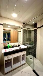 伊斯兰堡Centaurus Apartment的一间带水槽和玻璃淋浴的浴室