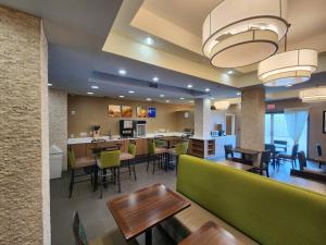 新奥尔良Comfort Suites New Orleans East的用餐室以及带桌椅的厨房
