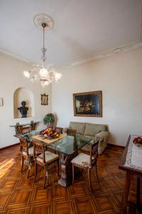 米拉Villa Liberty a soli 20km da Venezia的客厅配有桌椅和沙发