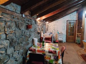 ValdicióLoma Bonita的一间设有桌子和石墙的用餐室
