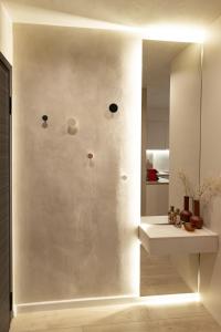 拉里萨Apo-Zachari elegant apartment的一间带镜子和水槽的浴室