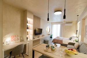 拉里萨Apo-Zachari elegant apartment的一间带一张床的房间和一间带桌子的客厅