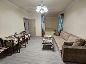 埃里温Sunny Apartment close to Erebuni mall的客厅配有沙发和桌子