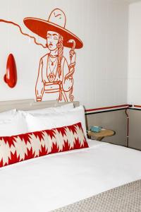 Mancos梅萨维德汽车旅馆的一张带有铁丝网的女人画的床铺