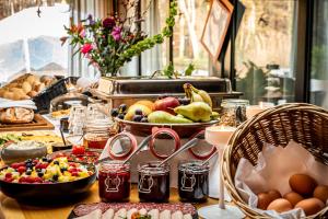 兰德赫拉夫高级庄园住宿的水果和其他食物的桌子