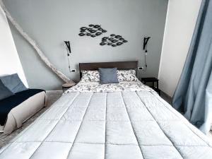 莱切Salecce B&B的卧室配有一张白色大床