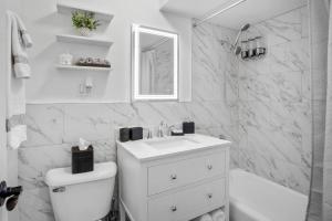 芝加哥Chicago Charm的白色的浴室设有水槽和卫生间。