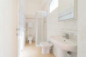 莫内利亚坡提可酒店的白色的浴室设有水槽和卫生间。