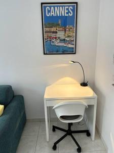 尼斯Magnifique studio au bord de mer的一张桌子,里面配有一盏灯和一把椅子