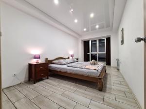 扎波罗热3-room Luxury Apartment on Sobornyi Avenue 133, by GrandHome的一间卧室配有一张床、一个梳妆台和一扇窗户。