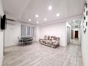 3-room Luxury Apartment on Sobornyi Avenue 133, by GrandHome的休息区