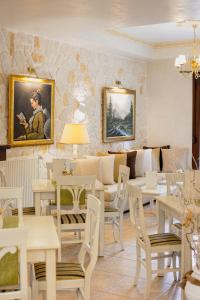 卡拉内拉阿格利斯酒店的一间带白色桌椅和沙发的餐厅