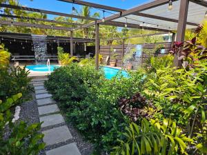 阿瓜达Discovery Beach Apartments的一个带游泳池和喷泉的花园