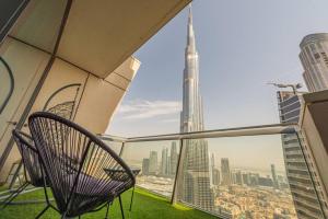 迪拜FIRST CLASS 3BR with full BURJ KHALIFA and FOUNTAIN VIEW的市景阳台的椅子