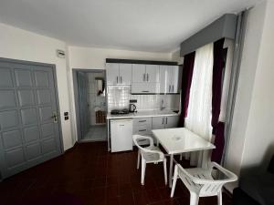 马尔马里斯安迪公寓酒店的一间小厨房,内设桌椅