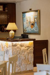 卡拉内拉阿格利斯酒店的客厅配有石制壁炉和台灯