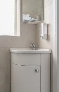 沃特福德Newtown Cove Room 1的浴室设有白色水槽和镜子