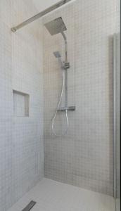 沃特福德Newtown Cove Room 1的浴室内配有淋浴和头顶淋浴