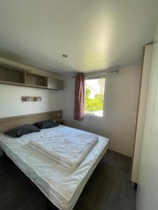 弗雷瑞斯RELAX FO70的一间卧室设有一张大床和窗户