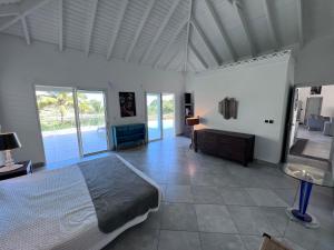 圣马丁岛Villa Taïana的一间带一张大床的卧室,位于带窗户的房间内