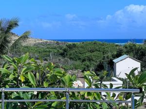 圣马丁岛Villa Taïana的阳台享有海景。