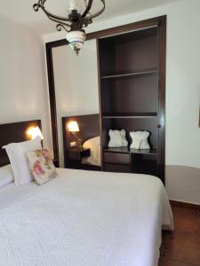 布埃纳维斯塔德尔诺尔特La Cuadra的卧室配有白色的床和大镜子