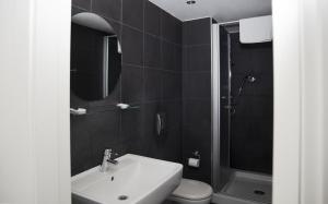 布拉格阿波隆酒店的一间带水槽、卫生间和镜子的浴室