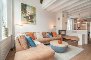 阿尔克马尔CASASdeCASPER - Apartment Alkmaar的客厅配有沙发和桌子