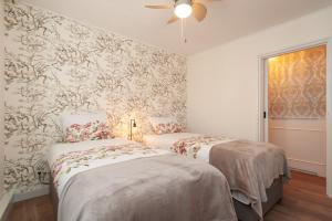 阿尔克马尔CASASdeCASPER - Apartment Alkmaar的花卉壁纸客房内的两张床