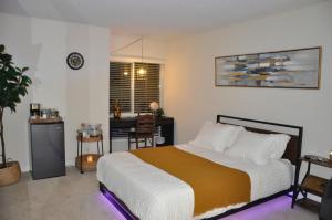 洛杉矶Exclusive Private Room in the Shared Apartment by the Ocean的一间卧室配有一张大床和一张书桌