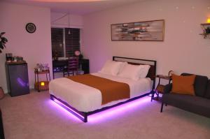 洛杉矶Exclusive Private Room in the Shared Apartment by the Ocean的一间卧室配有一张紫色光床
