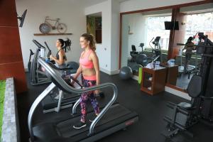 帕丘卡德索托艾米丽酒店的两个在跑步机上健身的女人