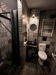 MoineştiStudio G1的一间带卫生间和水槽的浴室