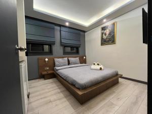 安卡拉NENEHATUN59 BUTİK OTEL的一间卧室配有一张床,上面有玩具车