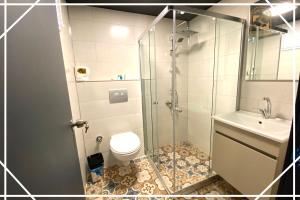 安卡拉NENEHATUN59 BUTİK OTEL的带淋浴、卫生间和盥洗盆的浴室