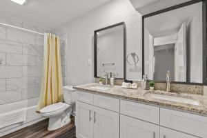 奥斯汀Evonify Stays - Hyde Park Apartments - UTEXAS的白色的浴室设有卫生间和水槽。