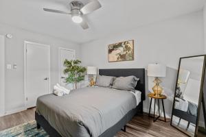 奥斯汀Evonify Stays - Hyde Park Apartments - UTEXAS的一间卧室配有一张床和吊扇